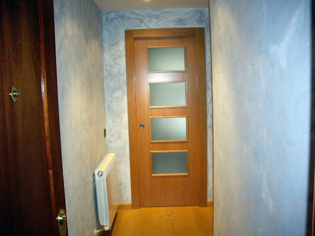 hall de entrada en vivienda, puerta corredera y pintura decorariva