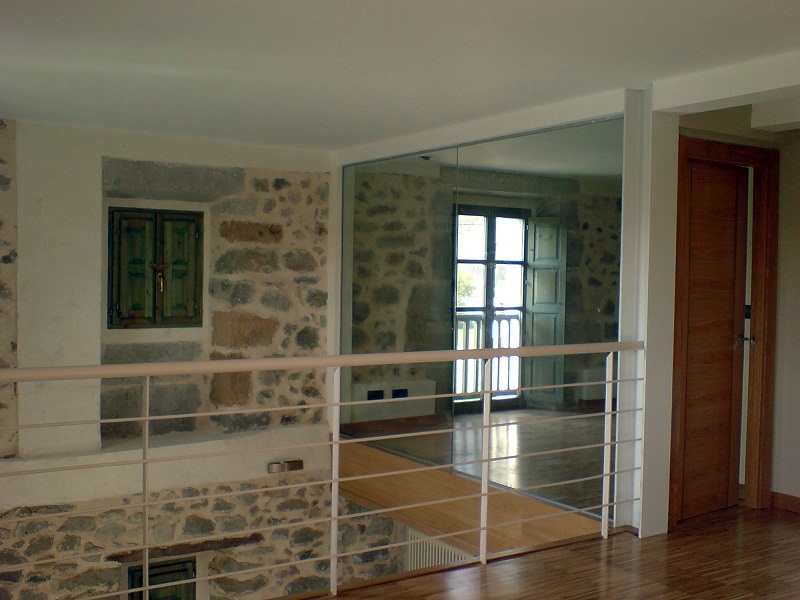 Hazas de Cesto. Vivienda 3. Tabique de vidrio laminar.