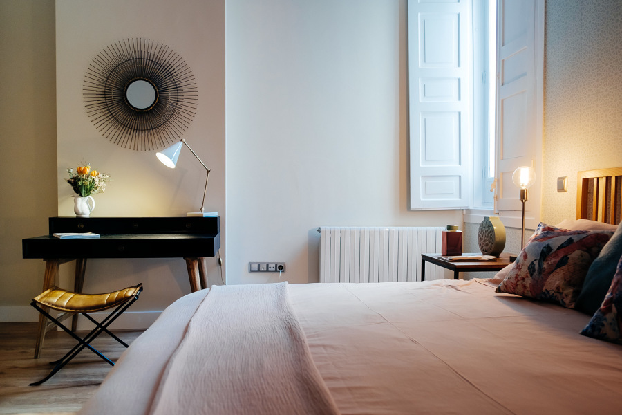 Dormitorio con escritorio
