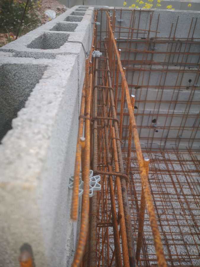 Piscina de obra con el hierro colocado.