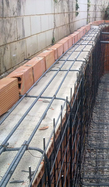 Hierro muro y corona