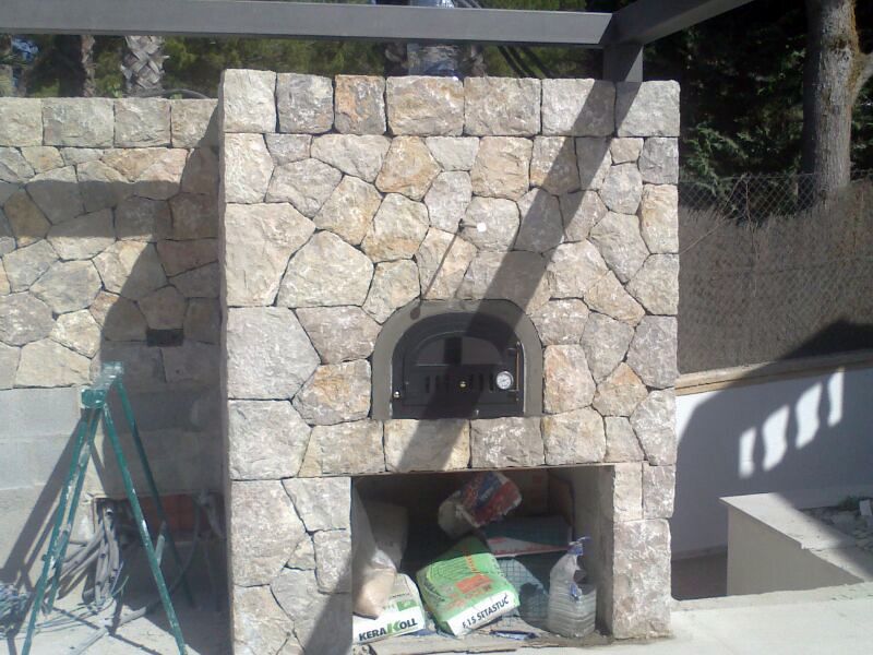 Horno exterior con revestimiento de piedra