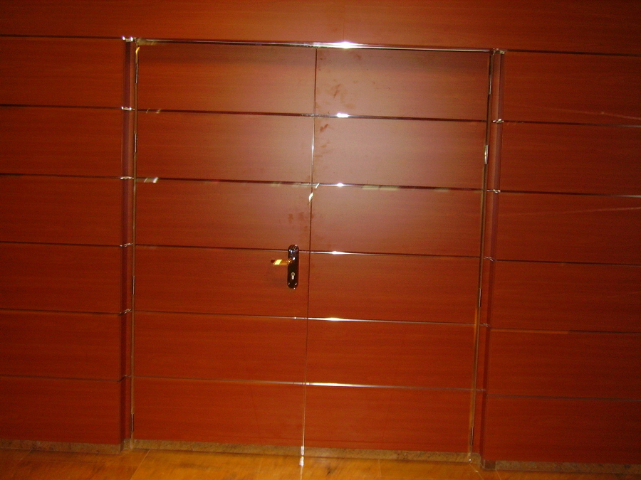 pared forrada con puerta incrustada de cerezo con inox