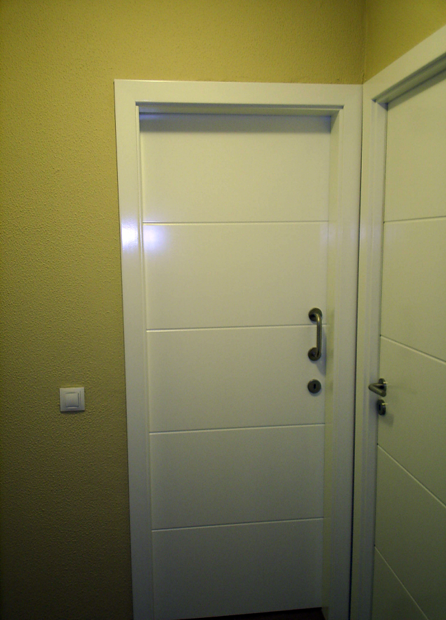 HUECO DE PUERTA LACADO BLANCO.