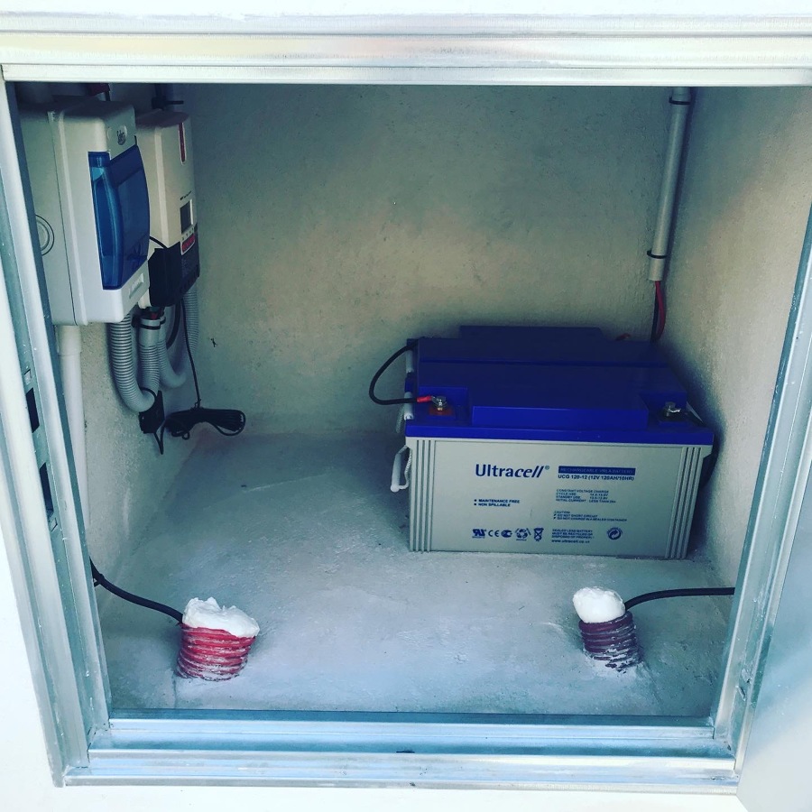 Postes solares de 620 W con Reguladores Cynetic y dos Baterías de 120 Ah cada uno para dos puertas automáticas en una urbanización en Callosa d’en Sarrià (Alicante)