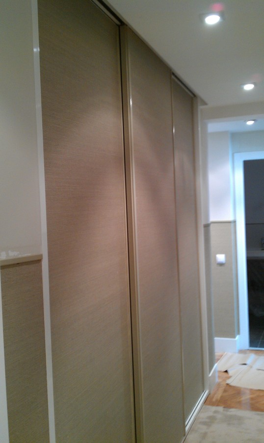 papel pintado sobre puertas de armario