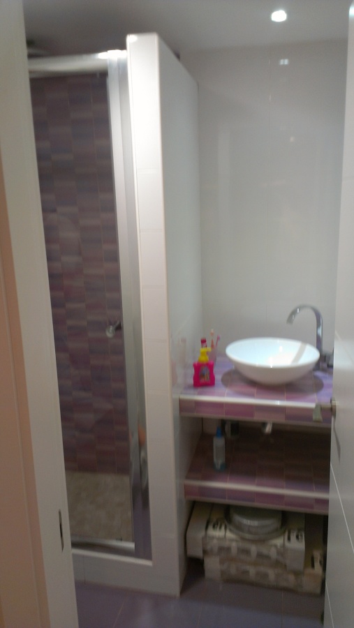 solado y alicatado de aseo completo con instalacion de sanitarios y plato de ducha