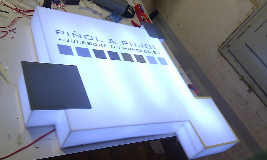 Rotulo interior de metacriláto con iluminación interior.