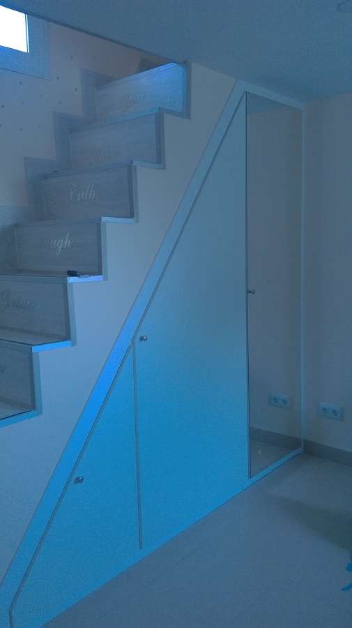 armario en bajada en atico con luna espejo