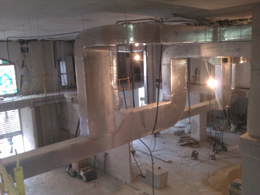 Instalación de conductos en local comercial