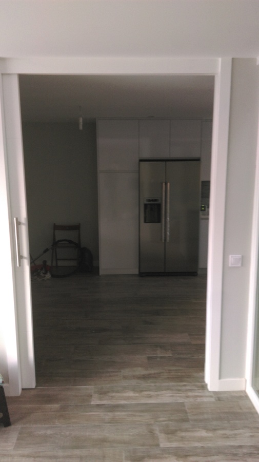 Puerta corredera hacia cocina