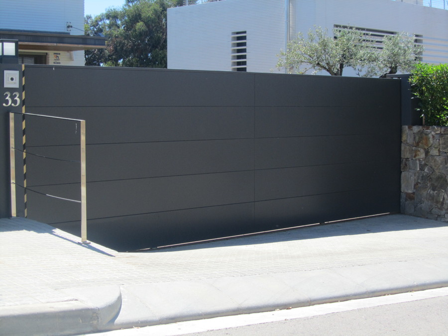 Puerta corredera con chapa plegada