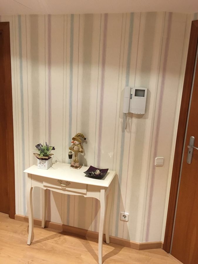 Entrada de piso con un toque minimalista 