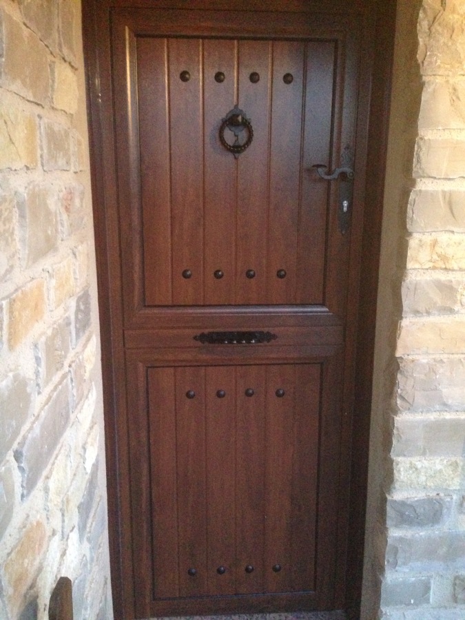 Puerta de aluminio imitación madera rustica