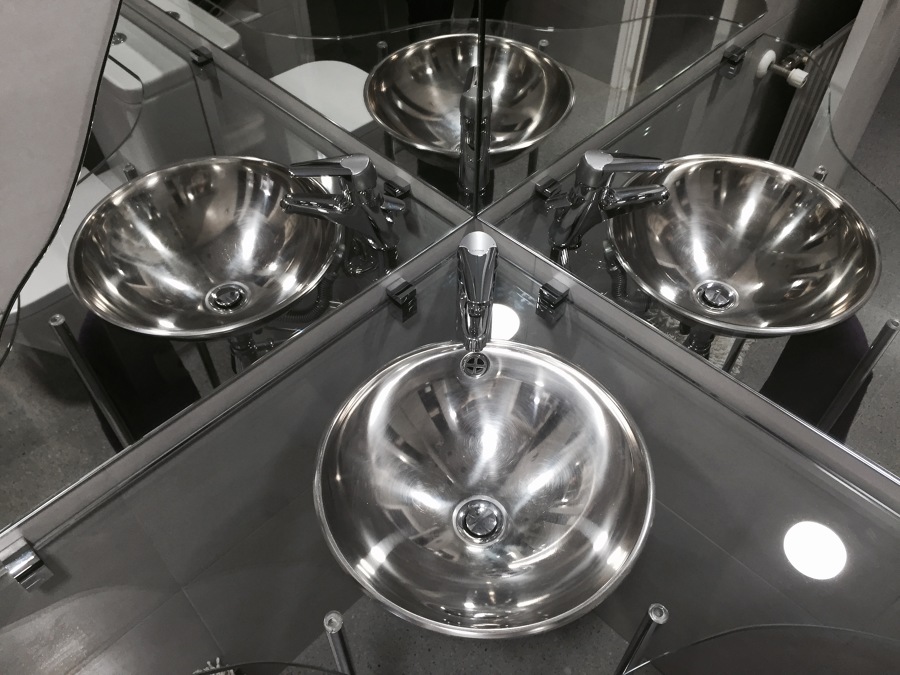Sobre de cristal y lavabo acero inoxidable 
