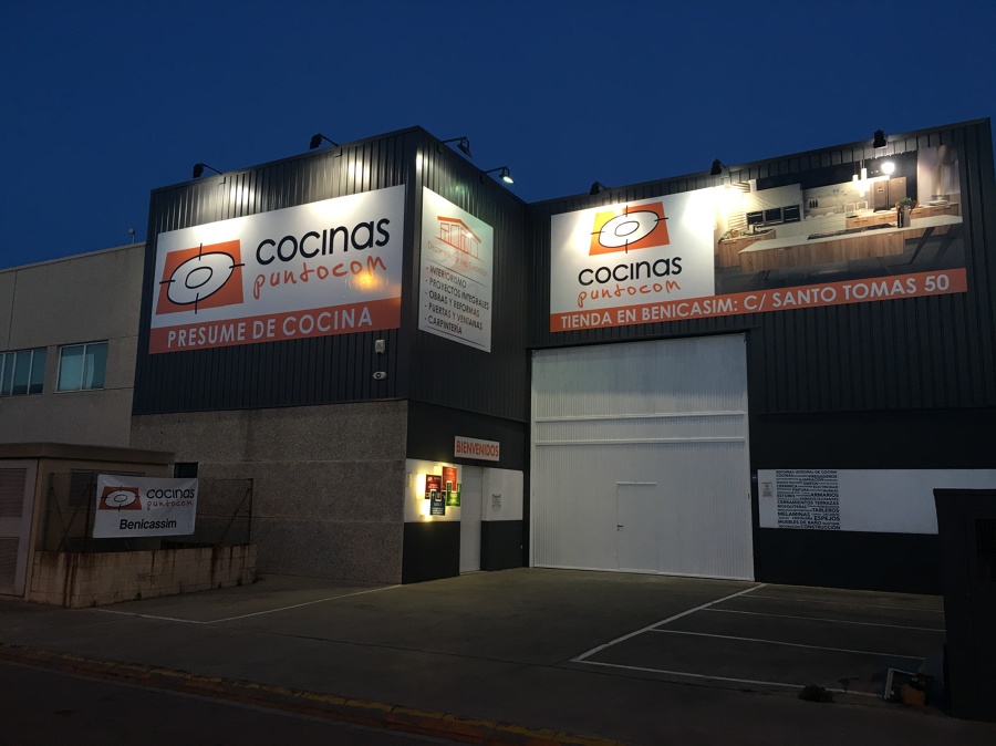 Fachada tienda y almacén Castellón 