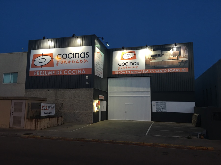 Fachada tienda y almacén Castellón 