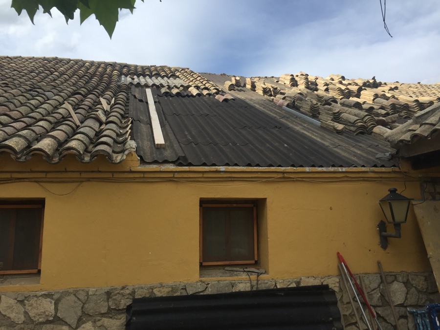 Tejado onduline bajo tejas