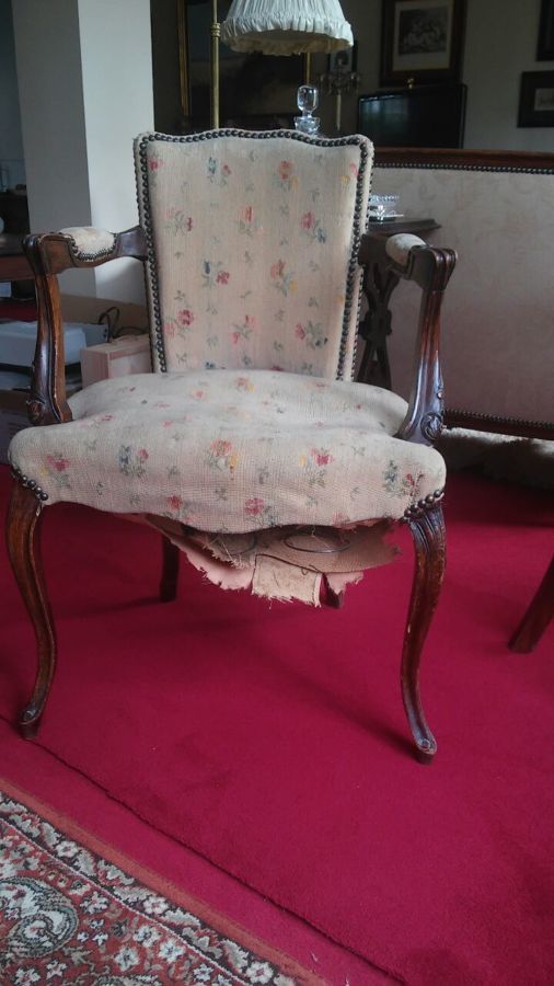 Silla clásica con tachuela envejecida