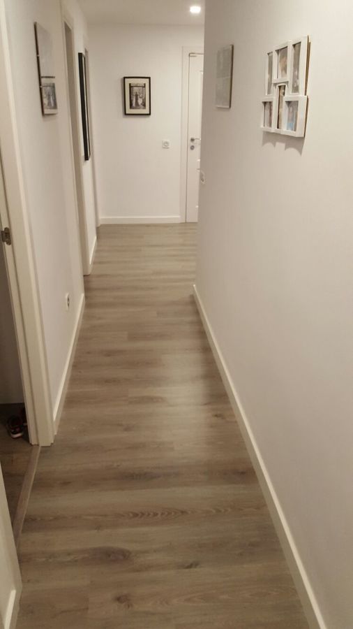 Tarima flotante ceniza rodapié blanco