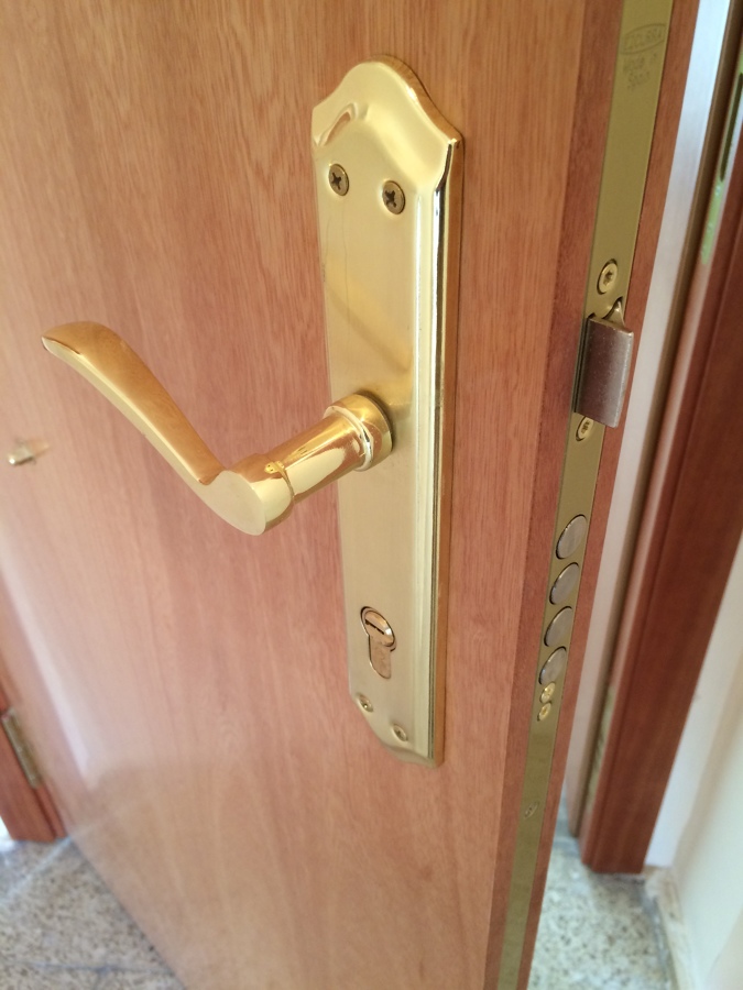 Puerta de entrada con Cerradura de alta seguridad 