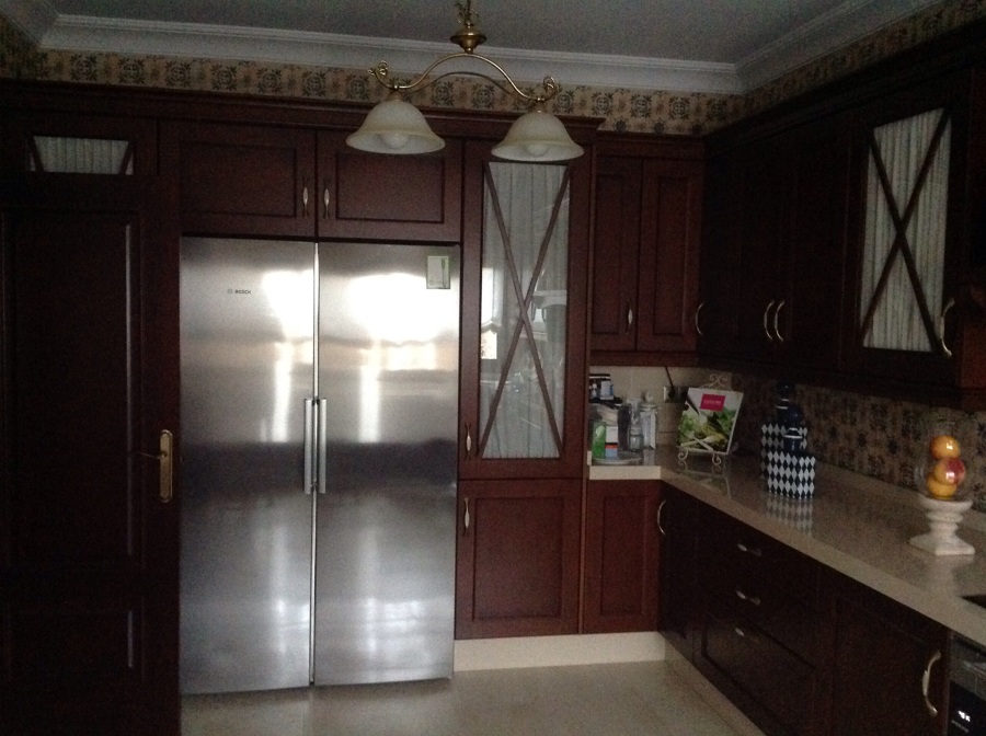 Gran cocina y encimera granito