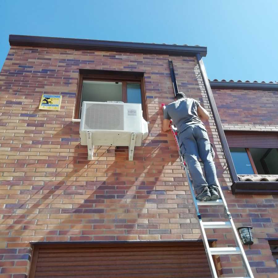 INSTALACION DE CANALETA EN FACHADA.