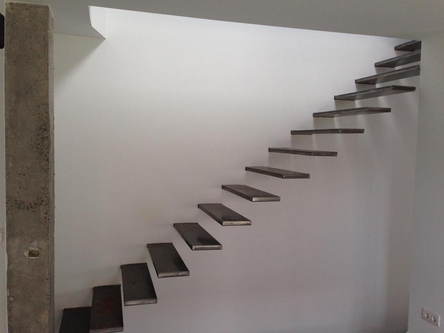 Escalera peldaños volados