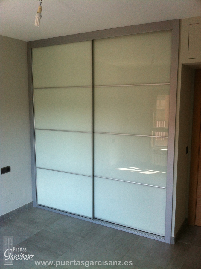 Frente de armario cristal lacado blanco y perfilaría inox