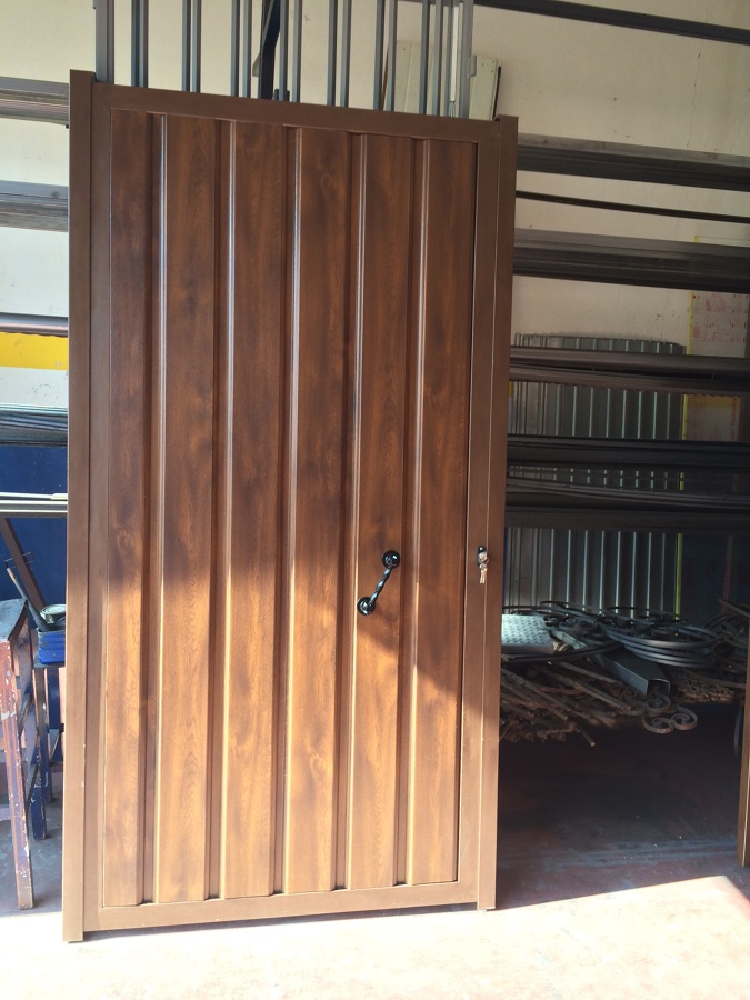 Puertas peatonal color madera