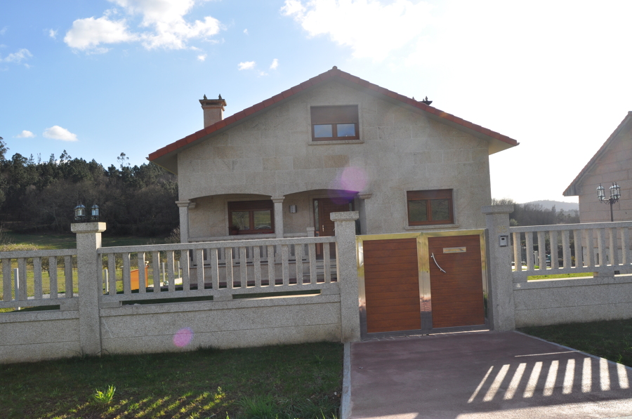 Fachada de vivienda unifamiliar en piedra.