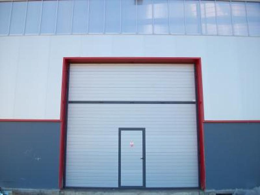 PUERTA BASCULANTE INDUSTRIAL CON PUERTA PEATONAL