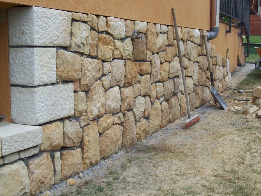 ZÓCALO DE MAMPOSTERÍA Y SILLERÍA EN GRANO AMARILLO