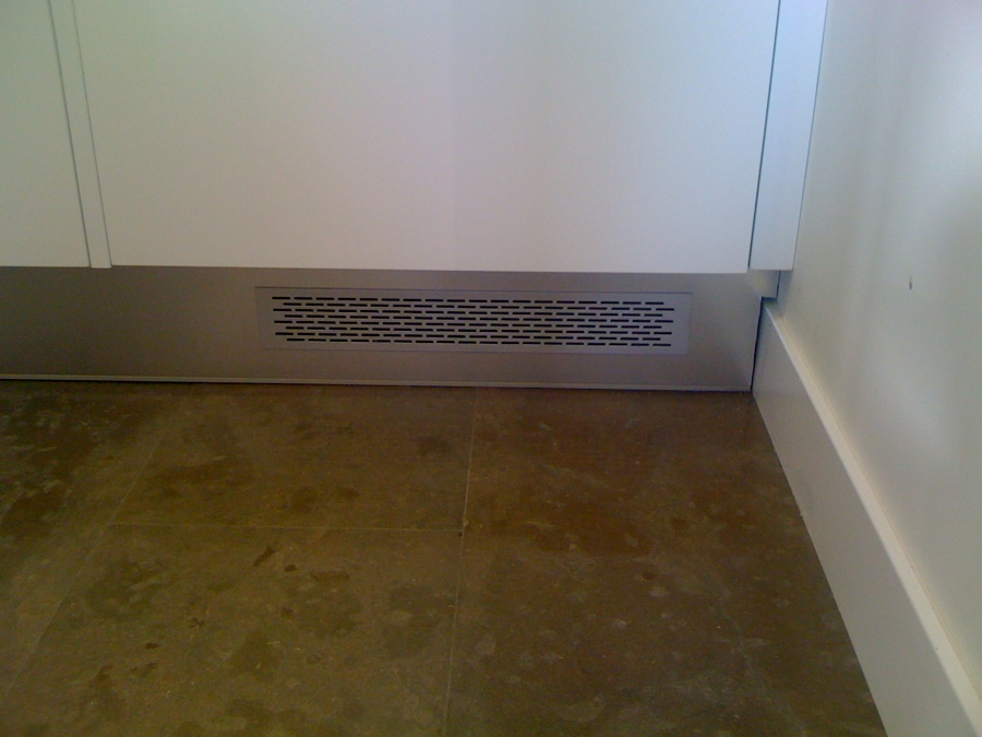 REJILLA DE AIREACIÓN EN ZÓCALO