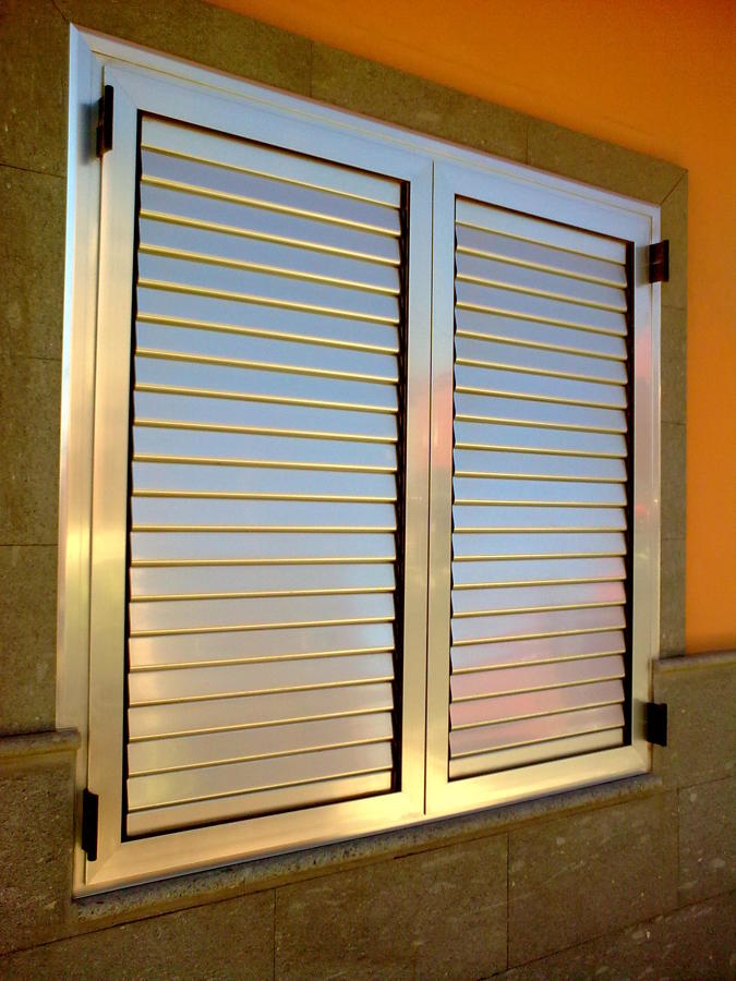 persiana en color cromado