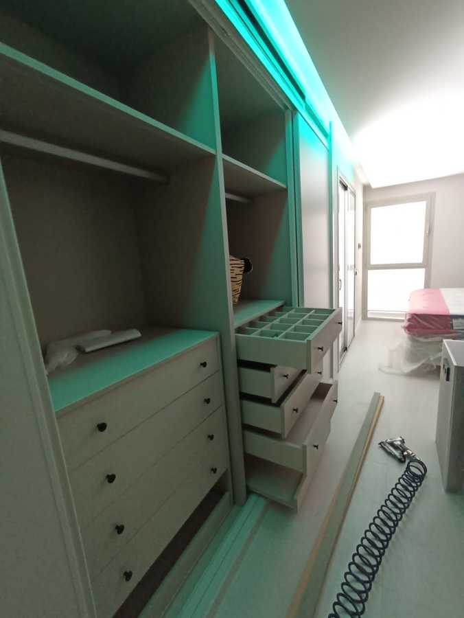 armario con cajoneras