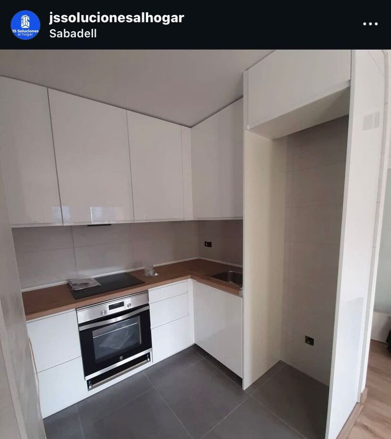 Montaje de cocinas con alicatados en paredes y suelo