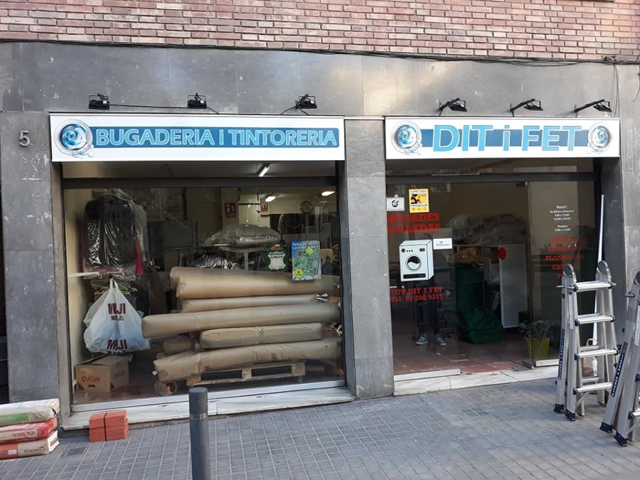 Rótulo con guias y focos LED a pared