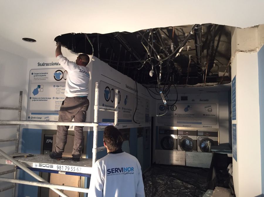 Demolición de techo de escayola, retirada de escombro y limpieza de obra