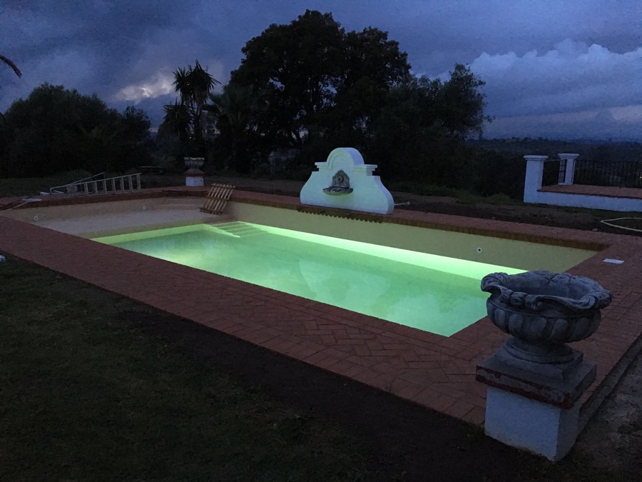 rehabilitación piscinas iluminada