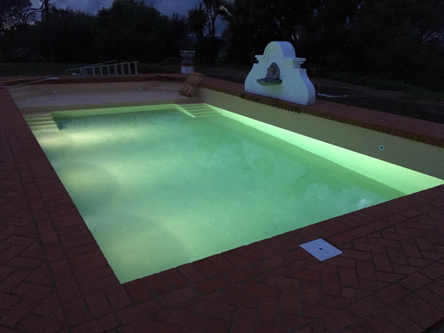 piscina iluminada
