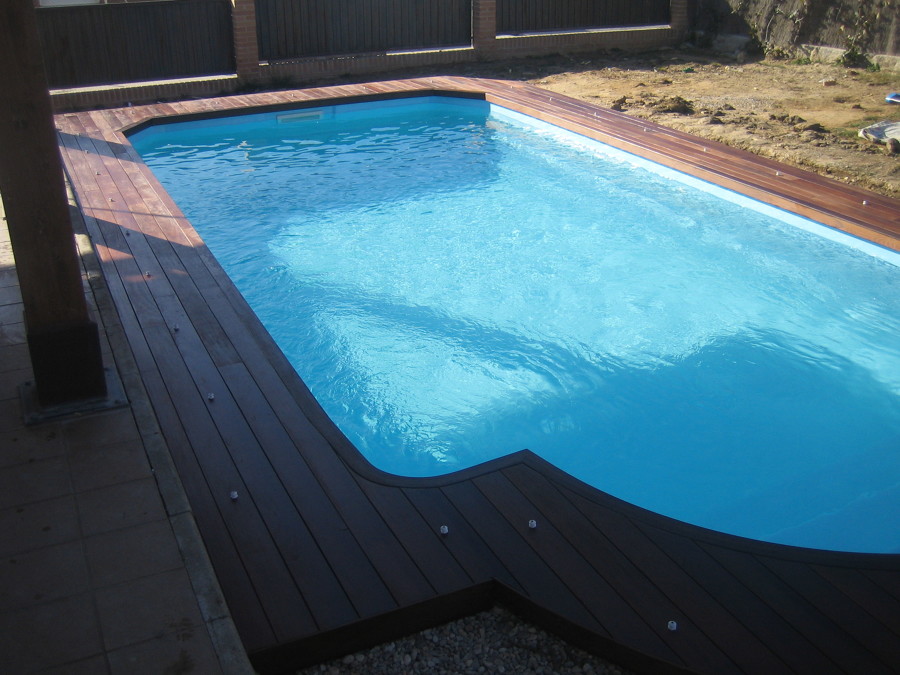 Modelo Dora con madera en playa