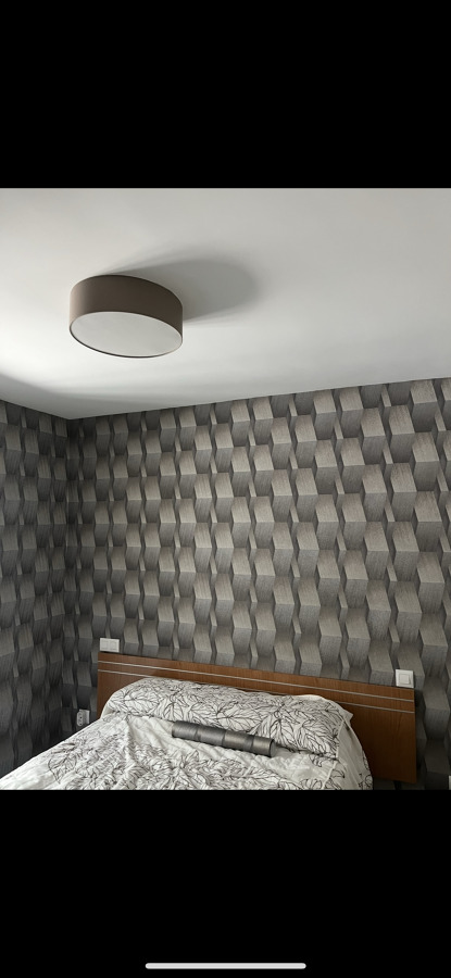 Papel pintado con motivos geométricos