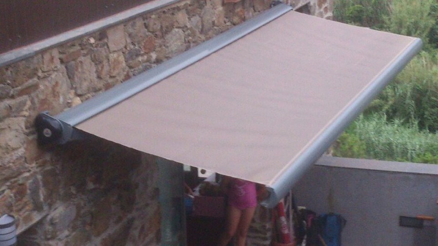 Toldo de brazos invisibles con cofre y motor