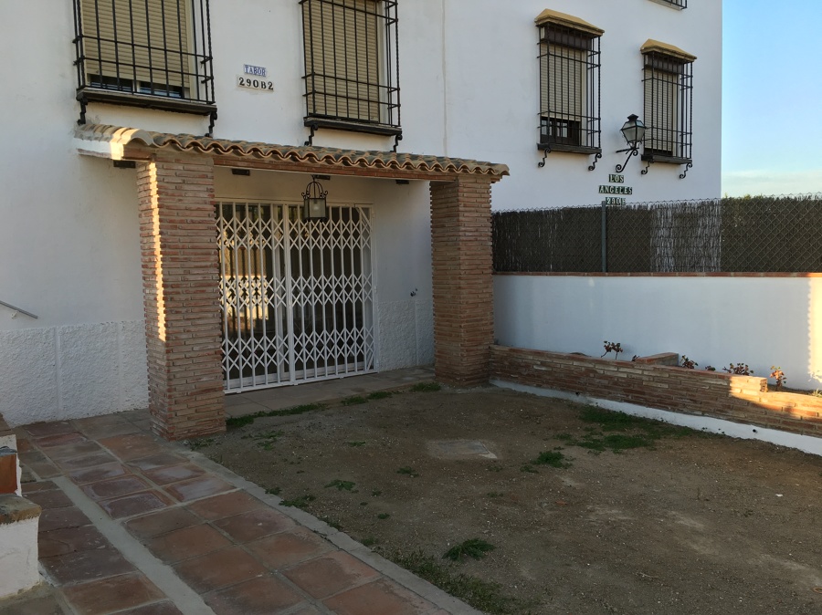 Porche rustico y jardineras de pilastras