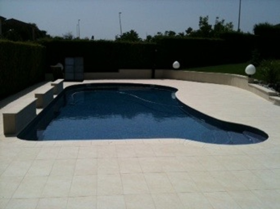 Piscina amb zona descans