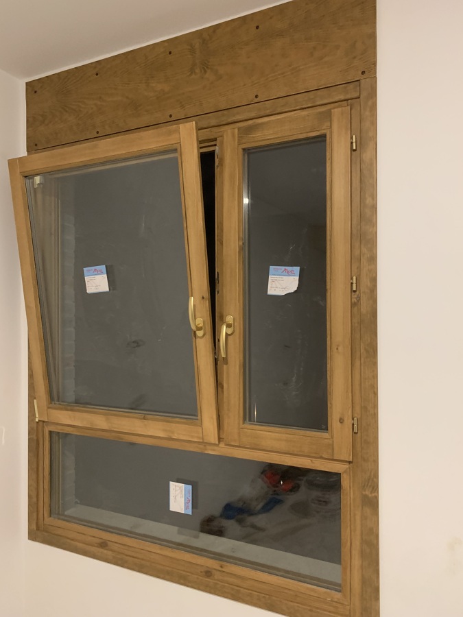 Ventana de pino de apertura oscilobatiente