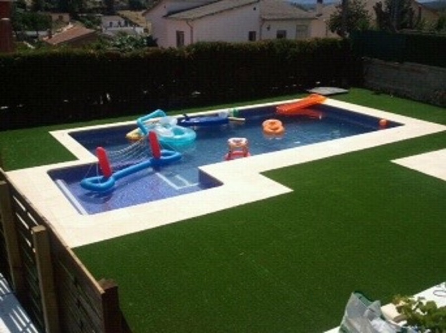 Piscina petita amb zona relax