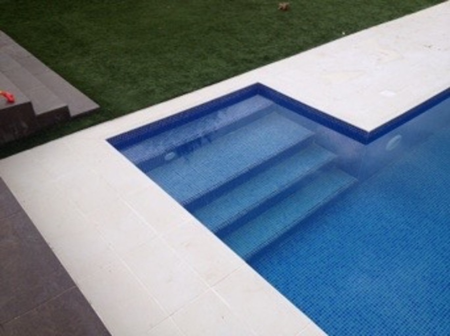 Piscina: escales d'accés