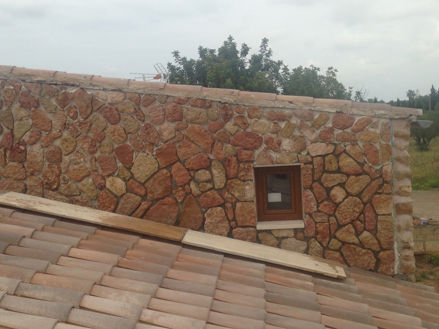 REVESTIMIENTO DE PIEDRA CON TEJADO NUEVO